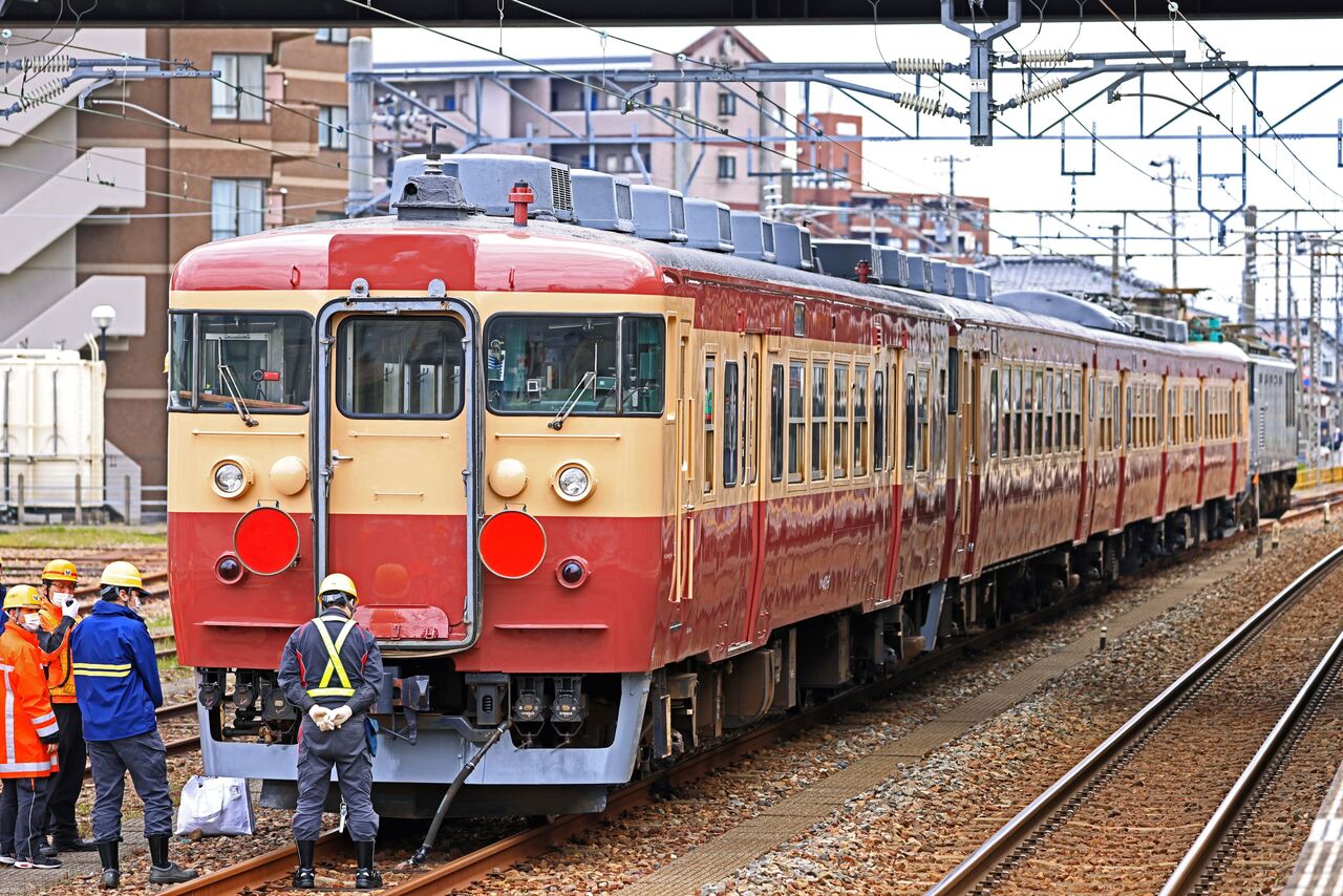 えちごトキめき鉄道 413系455系国鉄急行色編成 甲種輸送 @松任駅構内準備中その2 : 鐵道写真公開所 参号機