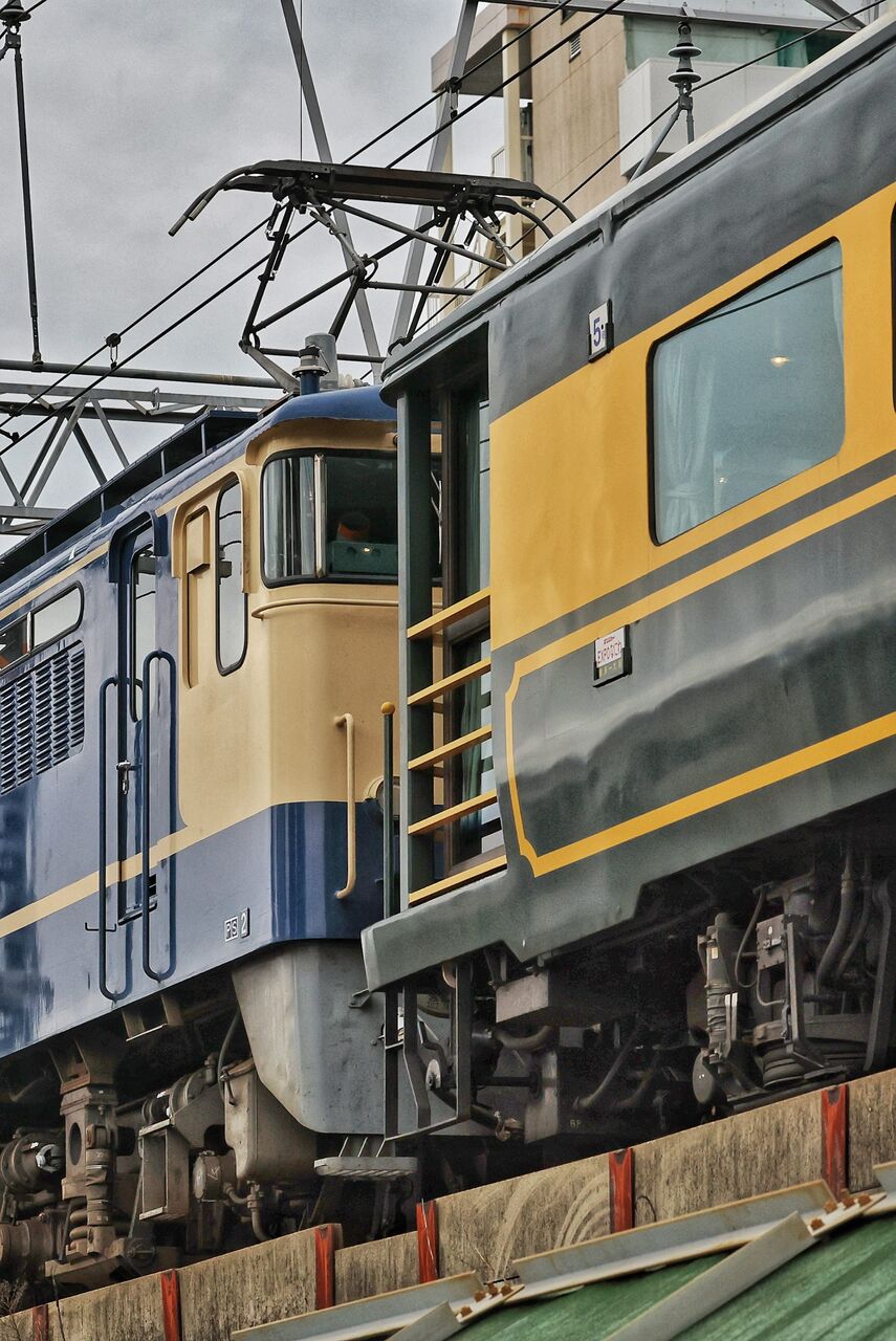 JR西日本 EF65-1133号機牽引サロンカーなにわ5B