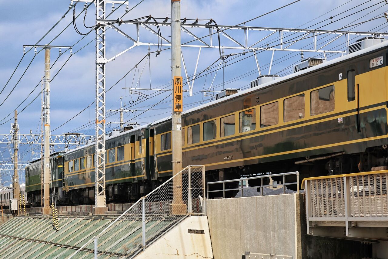 JR西日本 EF65-1124号機トワイライト色牽引 「サロンカー