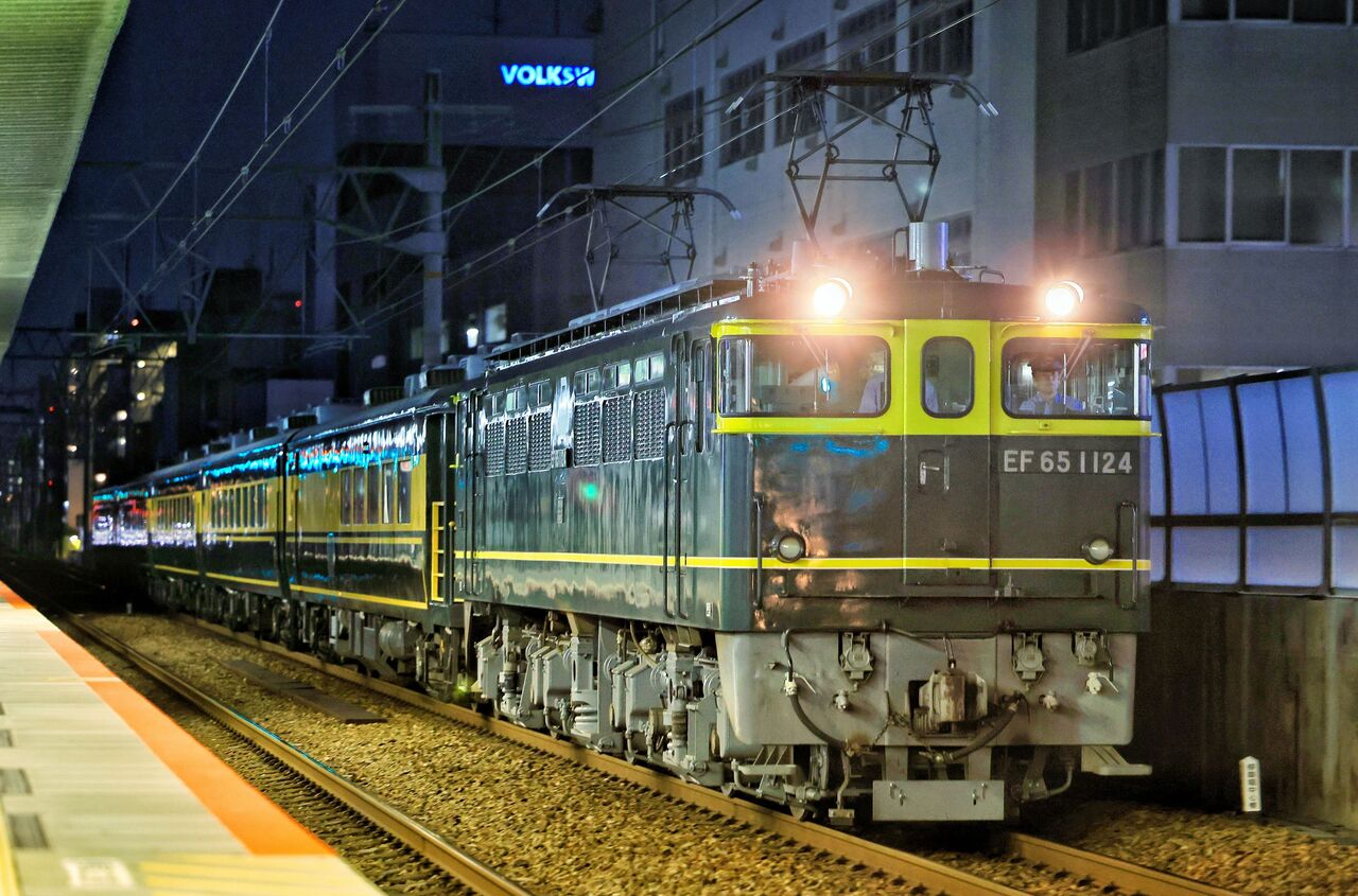JR西日本 EF65-1124号機トワイライト色牽引 「サロン