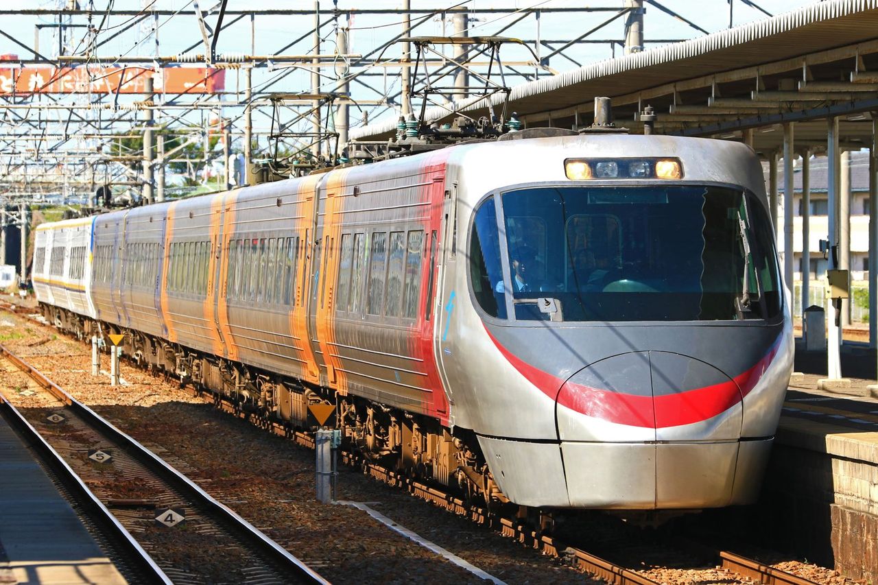 いしゆう JR四国 8000系L1＋S6編成台湾鉄路管理局EMU800型