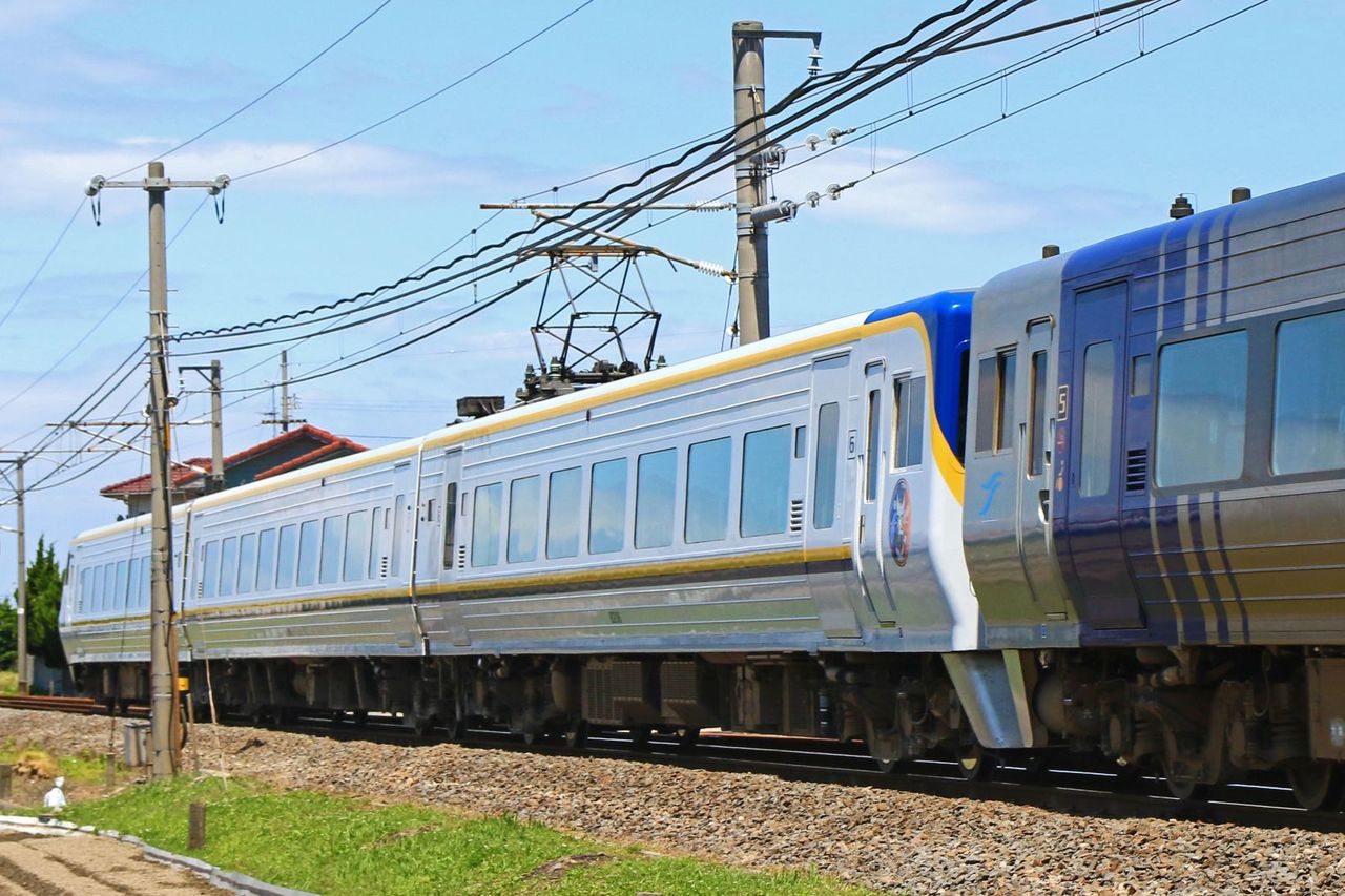 JR四国 8000系L1＋S6編成台湾鉄路管理局EMU800型