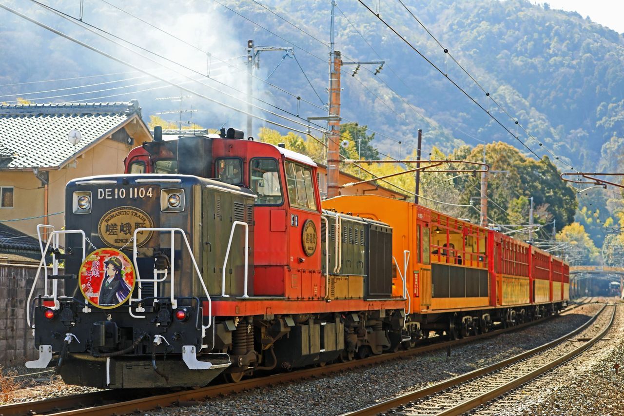 嵯峨野観光鉄道 DE10-1104号機牽引 鉄道むすめ「嵯峨ほ