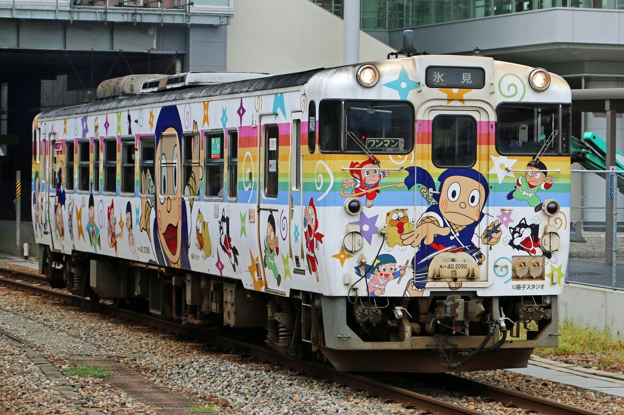 JR西日本 キハ40-2090 「ハットリくん」ラッピング車