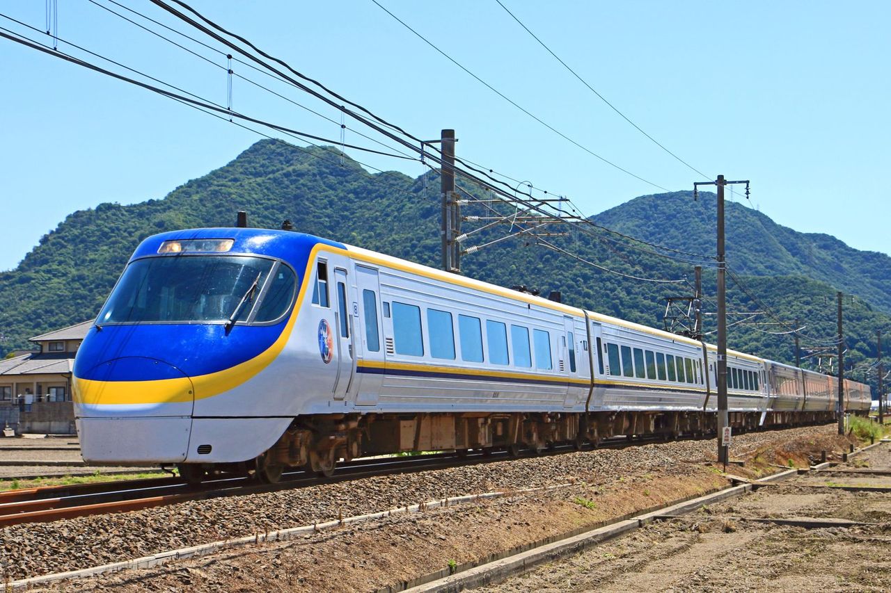 JR四国 8000系L1+S6編成台湾鉄路管理局EMU800型 JR四国 8000系L1+S6編成台湾鉄路管理局EMU800型