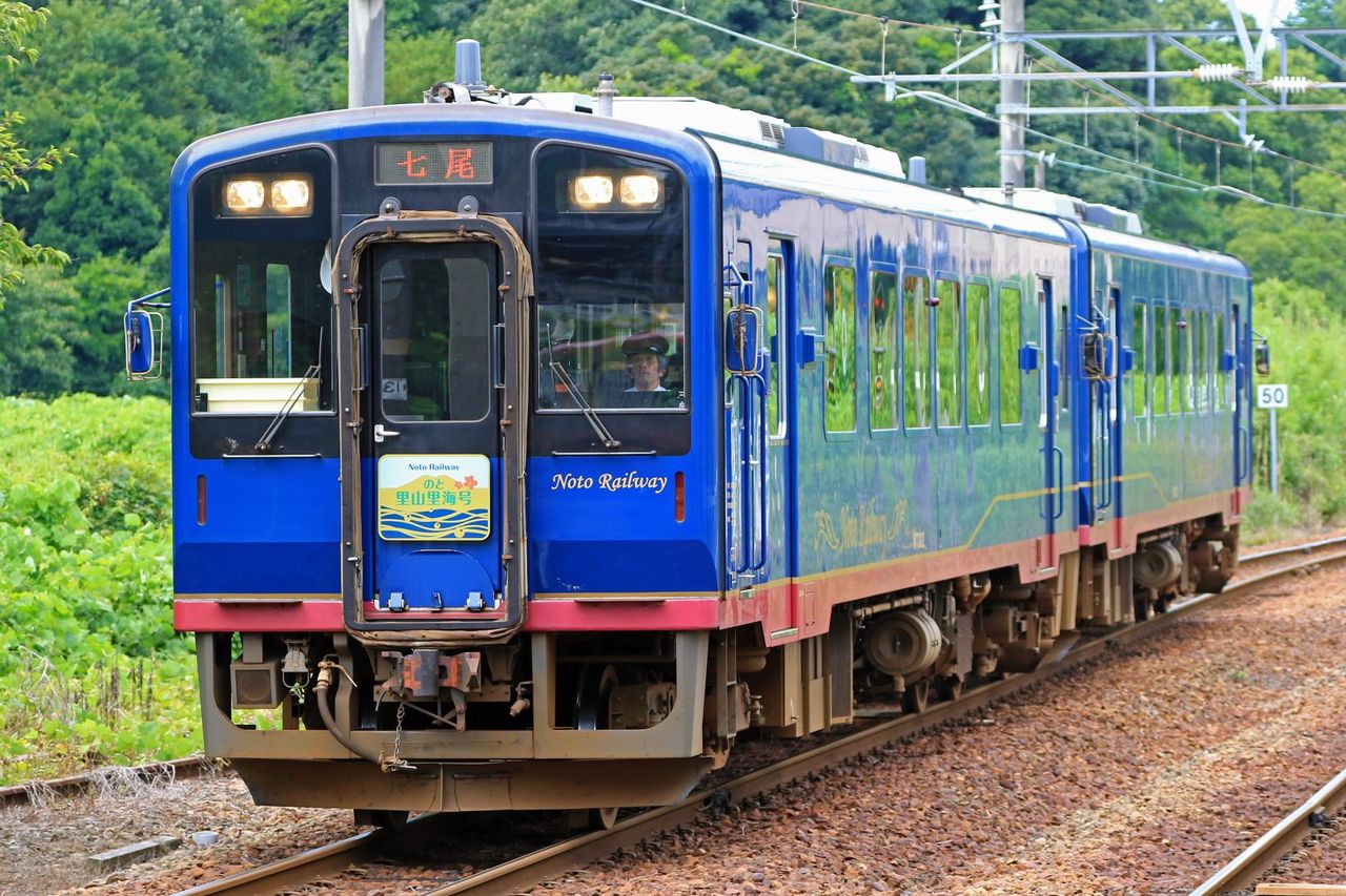 のと鉄道 NT300形気動車NT301+302号車「のと里山里海号」 鐵道写真公開所 参号機 のと鉄道 NT300形気動車NT301+302号車「のと里山里海号」 鐵道写真公開所 参号機