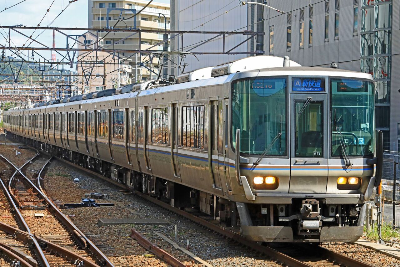 ｊｒ西日本 ２２３系２０００番台ｗ１９編成 ２２３系１０００番台ｖ４編成 新快速50周年記念 ｈｍ掲出編成 鐵道写真公開所 参号機
