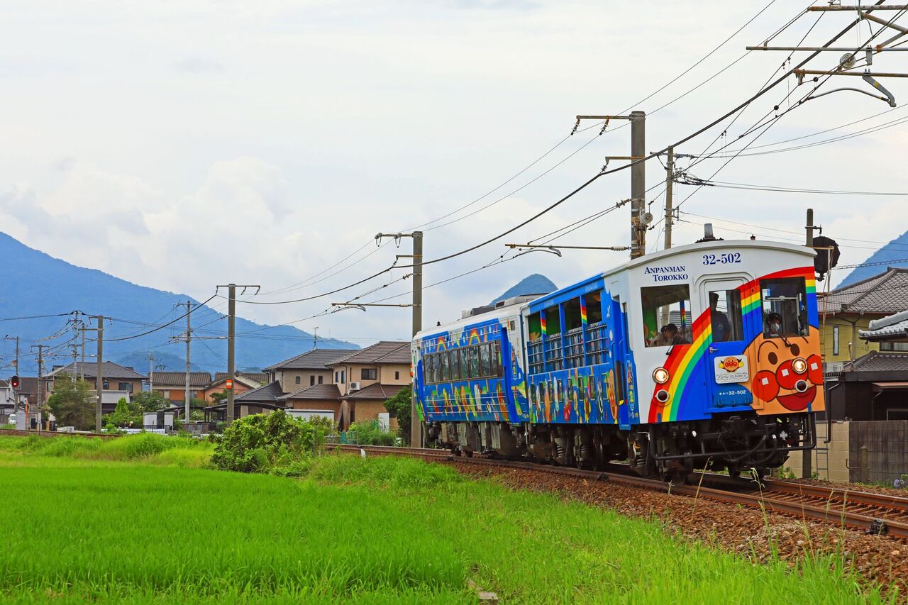 キハ185-26+キクハ32-502 瀬戸大橋アンパンマントロッコ