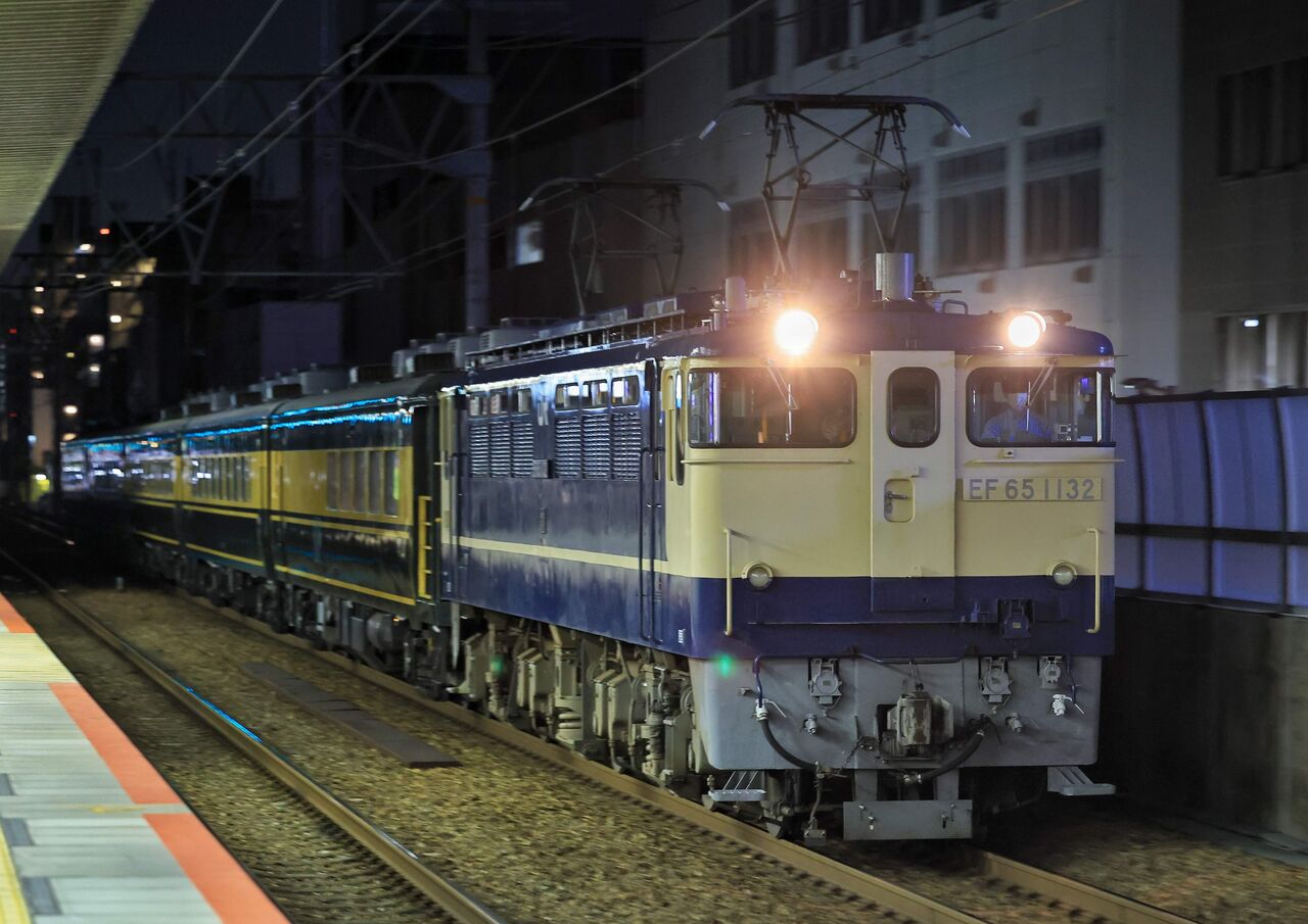 JR西日本 EF65-1132号機牽引 「サロンカーなにわ