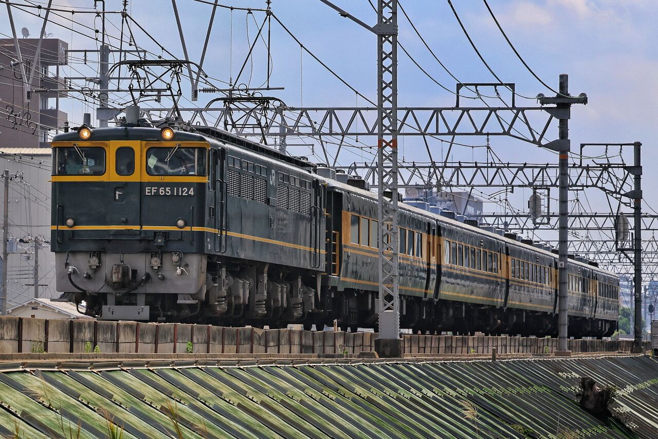 JR西日本 EF65-1124号機トワイライト色牽引 「サロン