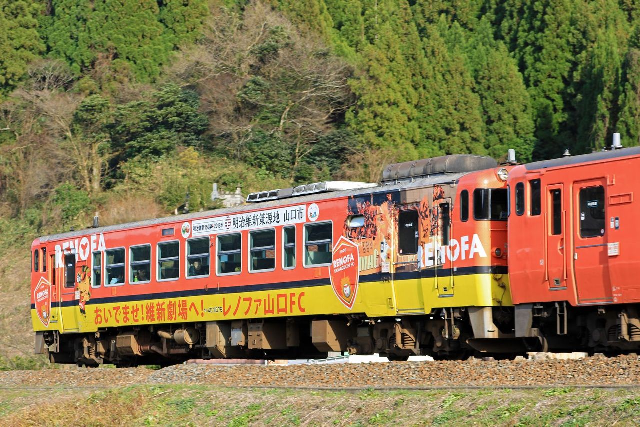 JR西日本 キハ40-2120首都圏色＋キハ40-2076レノファ