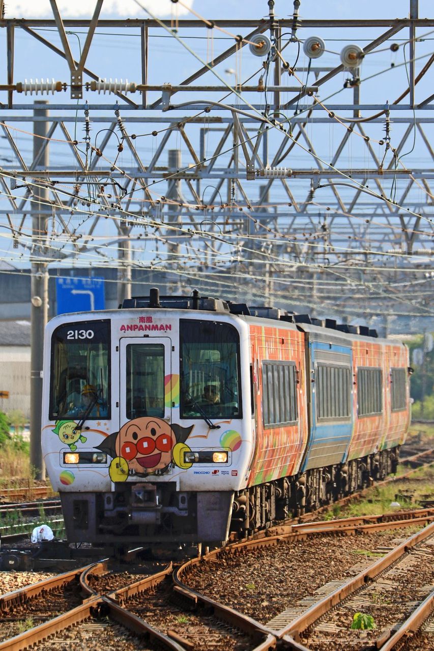 JR四国2000系アンパンマン列車オレンジ