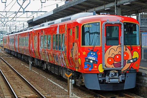 ＪＲ四国　２７００系気動車　特急「南風」「土讃線あかいアンパンマン列車」