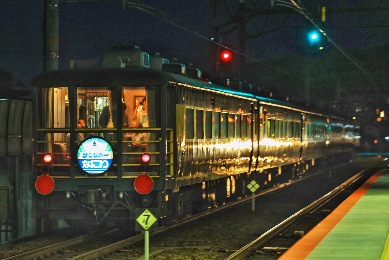 JR西日本 EF65-1124号機トワイライト色牽引 「サロンカー