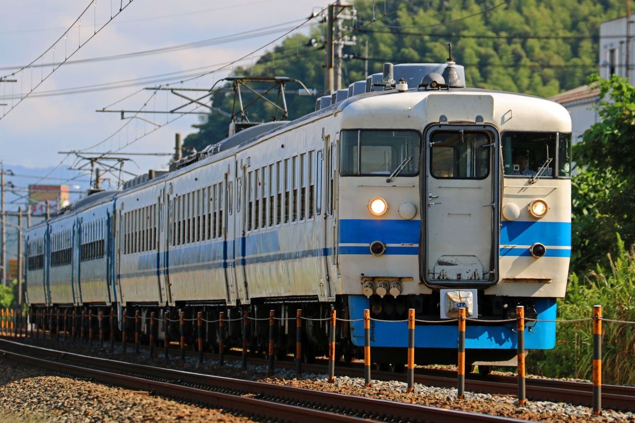 JR西日本 475系A05（新北陸色）＋A22（北陸地域色）編成