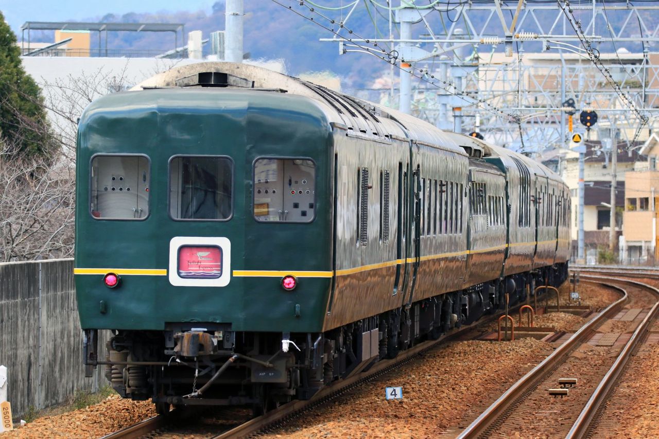 JR西日本 EF65-1124号機 トワイライト色牽引