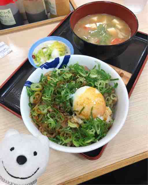 クマ散歩 松屋で品行方正なクマはネギたっぷりプレミアム旨辛ネギたま牛めし大盛 お新香 豚汁の相模大野の昼下り クマのポンのブログ