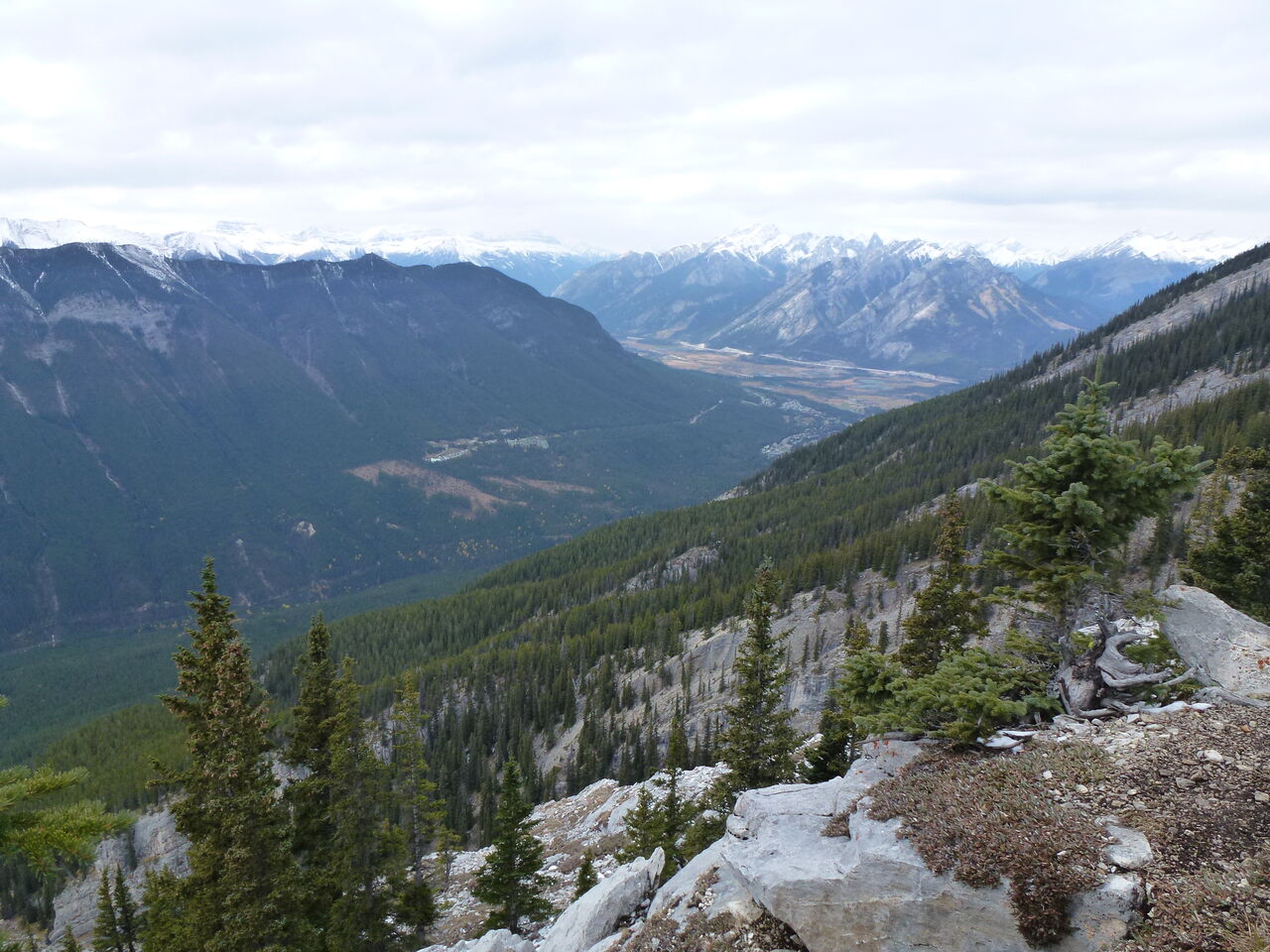 【カナダ】ランドル山へのハイキング（ボウ滝経由）[Canada] Hiking to Mount Rundle (via Bow Falls ...
