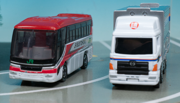 JRバス東北　 日野セレガ　 スーパーこまちカラー導入記念車両 Amazon | トミカ No.72 日野セレガ ジェイアールバス東北 こまちカラー