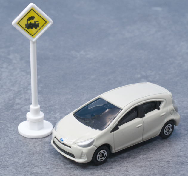 確認用トミカ No.98 トヨタ　アクア　標識セット　ベージュ　ホワイト　2台 トヨタ アクア (ベージュ) トミカ標識セット14 - メルカリ