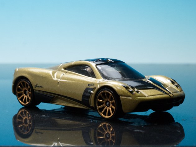 パガーニ ウワイラレッド ミニカー ゴールドホイール