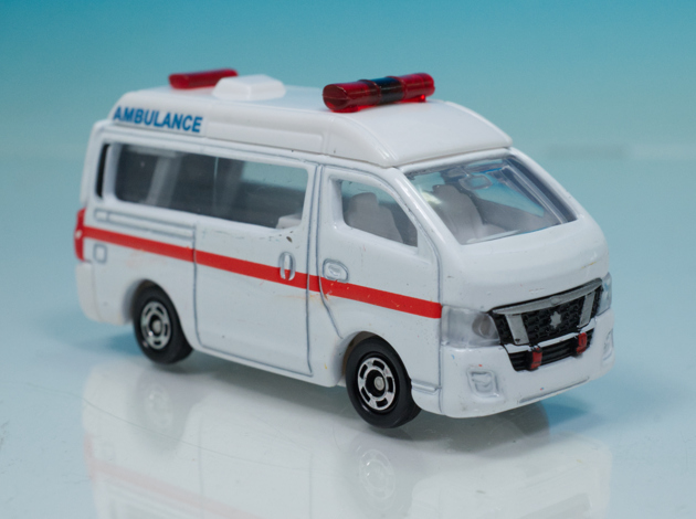 レビュー トミカ No.18 日産 NV350 キャラバン 救急車 : ミニカー沼