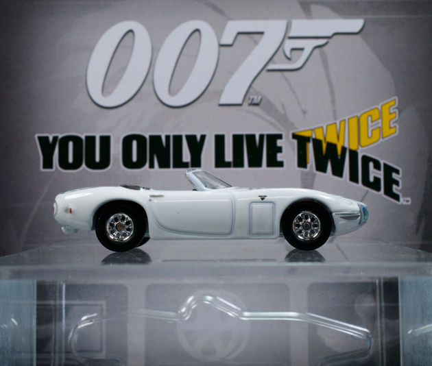 1/43ミニカー ボンドカー 007は二度死ぬ トヨタ2000GT\u0026解説マガジン