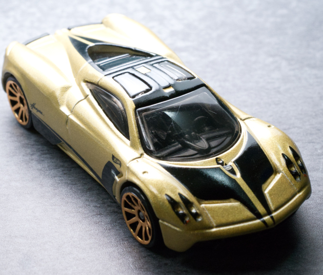パガーニ ウワイラレッド ミニカー ゴールドホイール パガーニ ウワイラレッド ミニカー ゴールドホイール パガーニ