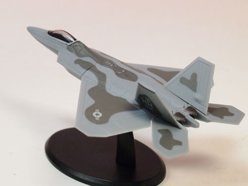 コンビニUCCのおまけ F-22ゲットしました。あと、「写真を撮る」という