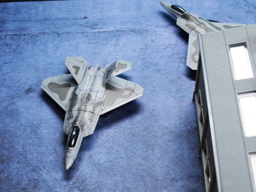 コンビニUCCのおまけ F-22ゲットしました。あと、「写真を撮る