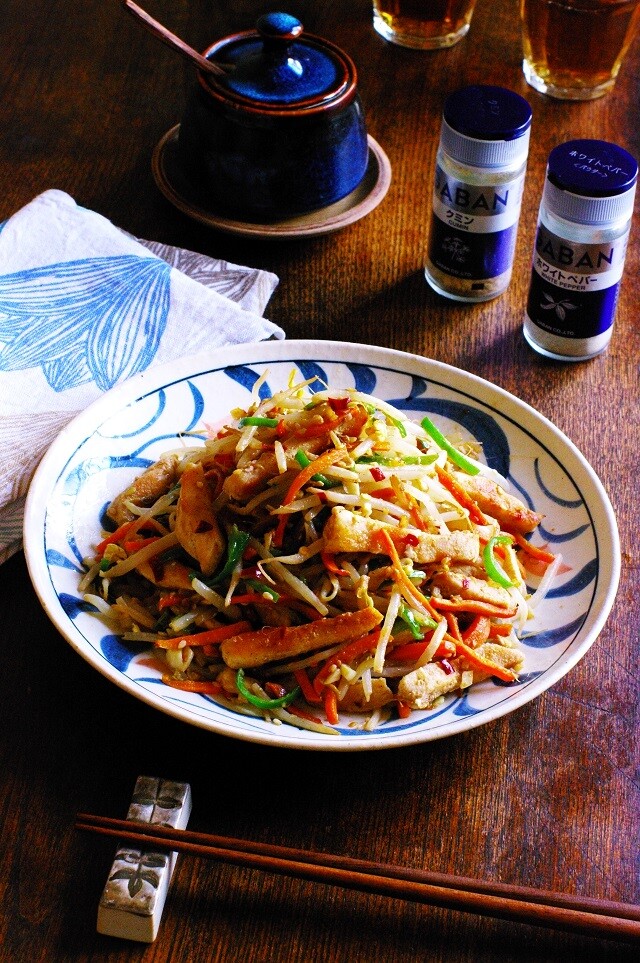 減塩でも野菜と香ばしく焼いた鶏肉の旨みを含んだもやしがヤミツキ モリモリ食べれちゃう 香ばし鶏胸肉と彩り野菜のピリ辛スパイシー炒めもやし レシピ1957 スパイス大使 のんびり毎日 日々の暮らしの食卓 いただきますのレシピ 時々 編み物