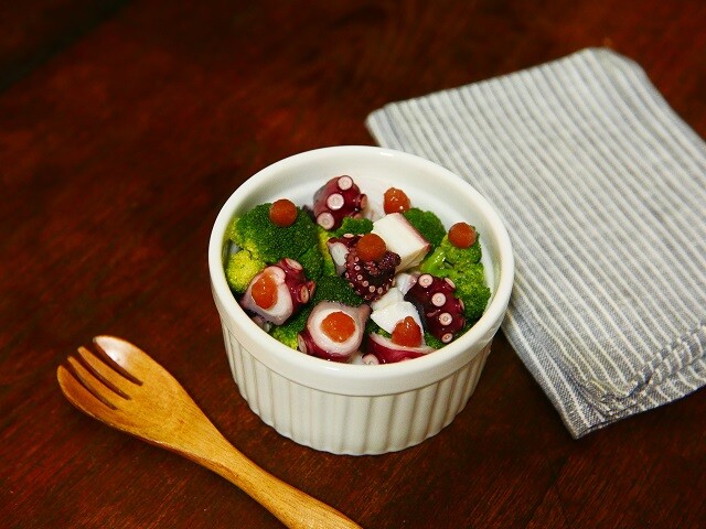 ストロベリーアボカドほうれん草サラダ、グリルチキンとレモンポピーシードドレッシング添え レシピ