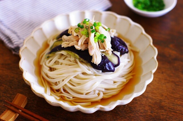 具材はレンジでお手軽 鶏胸肉となすの冷やしうどん クックパッドアンバサダー21 レシピ のんびり毎日 日々の暮らしの食卓 いただきますのレシピ 時々 編み物