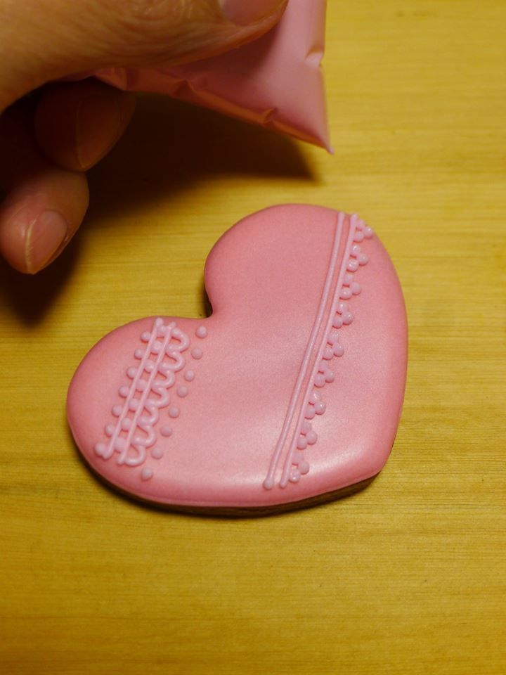 いつもありがとう お疲れ様バレンタイン19のアイシングクッキーを制作中です 今年のレース模様のアイシングデコレーションはこんな感じにしました のんびり毎日 日々の暮らしの食卓 いただきますのレシピ 時々 編み物
