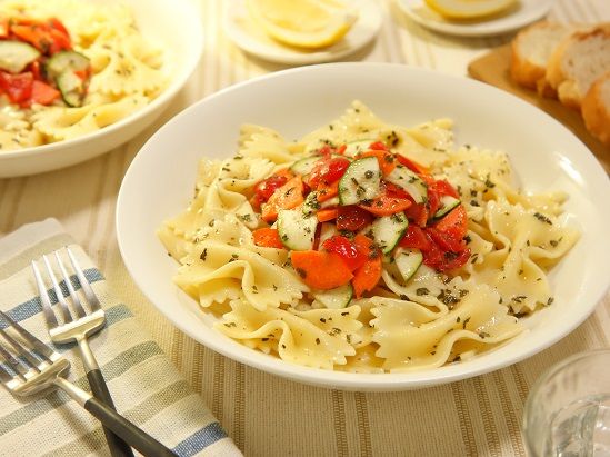 レモンバジルビネグレットドレッシングでいただく さっぱり爽やか 彩り野菜のお手軽 華やかファルファーレパスタサラダ Recipe No 1625 Japanese 料理イラストレシピ付 のんびり毎日 日々の暮らしの食卓 いただきますのレシピ 時々 編み物