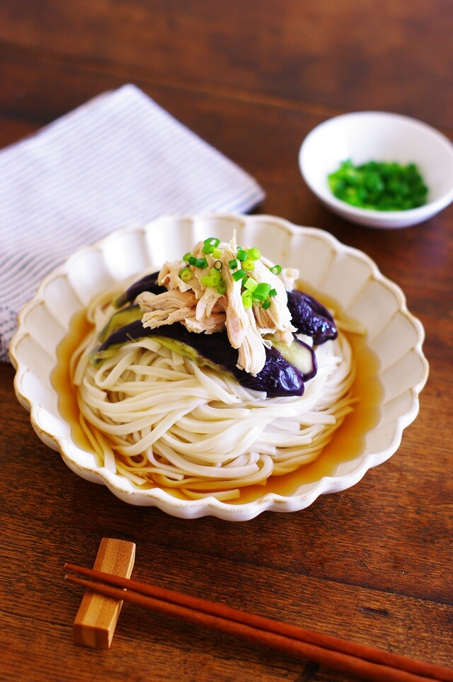 具材はレンジでお手軽 鶏胸肉となすの冷やしうどん クックパッドアンバサダー21 レシピ のんびり毎日 日々の暮らしの食卓 いただきますのレシピ 時々 編み物