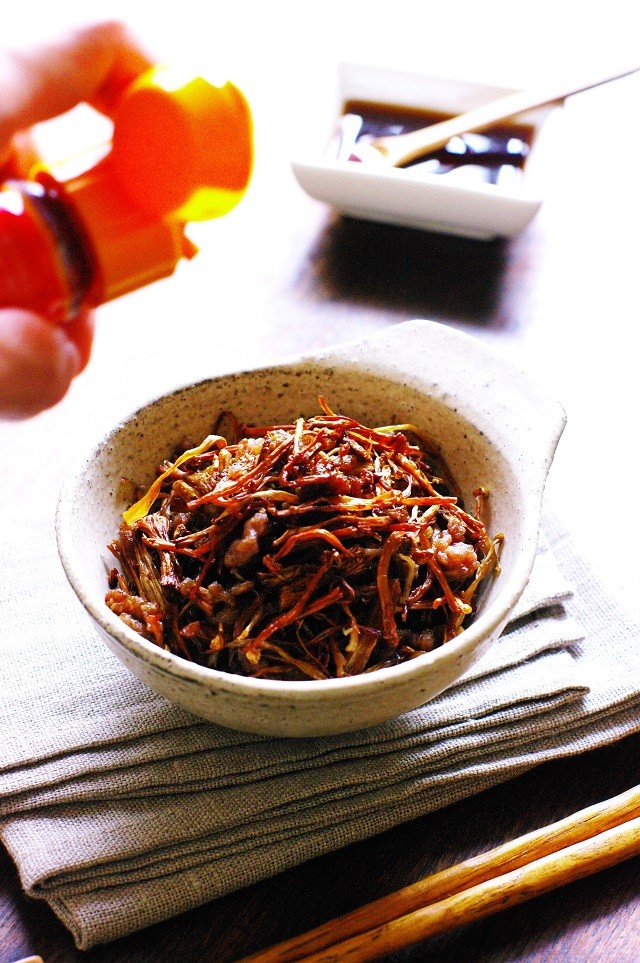 シャキシャキ食感と濃縮された旨みと香ばしい風味ヤミツキで箸が止まらない にんにく酢醤油と辣油でいただくひき肉たっぷり焼きこがしえのき レシピ1919 スパイス大使 のんびり毎日 日々の暮らしの食卓 いただきますのレシピ 時々 編み物