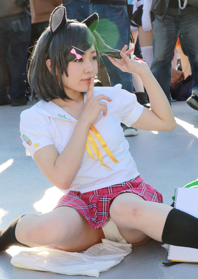 コミケの激エロ コスプレイヤーのパンチラにロック オン ｗｗｗ もひもひ速報 ｧ ౪