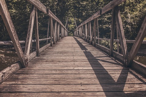 footbridge-413682_1280