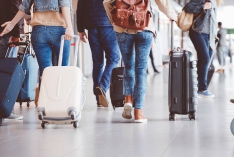 空港ターミナルで歩いている乗客