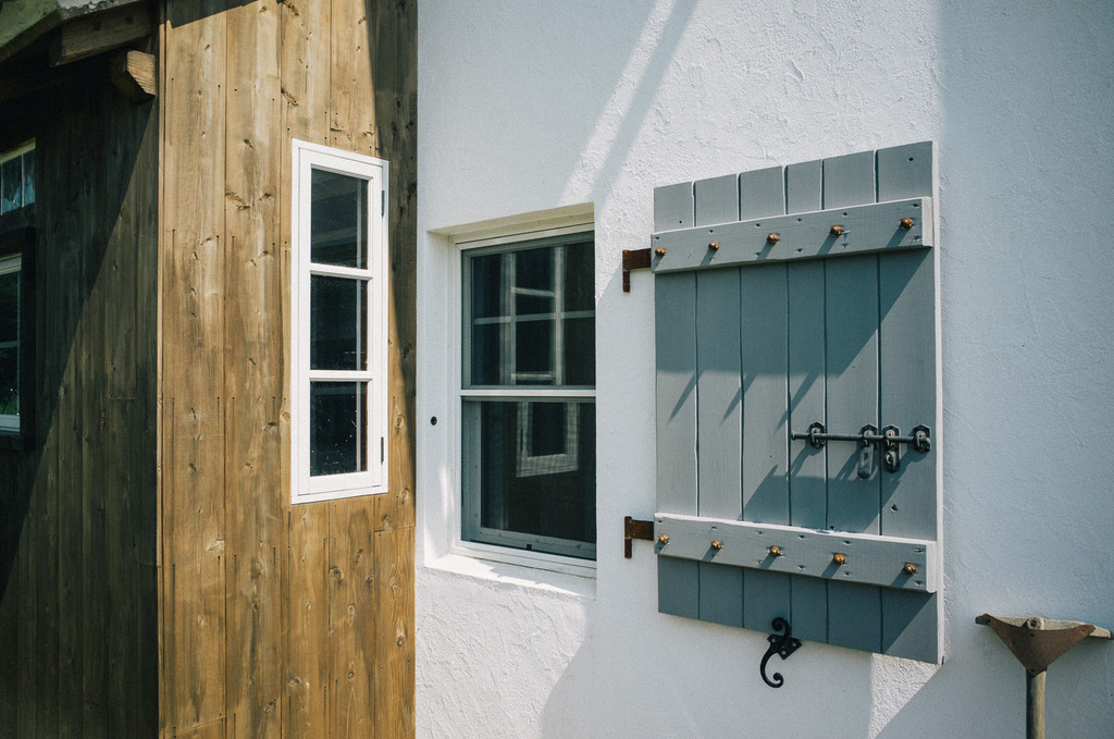 鎧戸 ヴォレ に閂錠を取り付け 旧 茨城の片隅でフランス生活