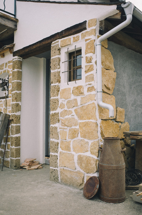 酪農家さんからガロン缶とか枕木とかバケツとかもらってきた