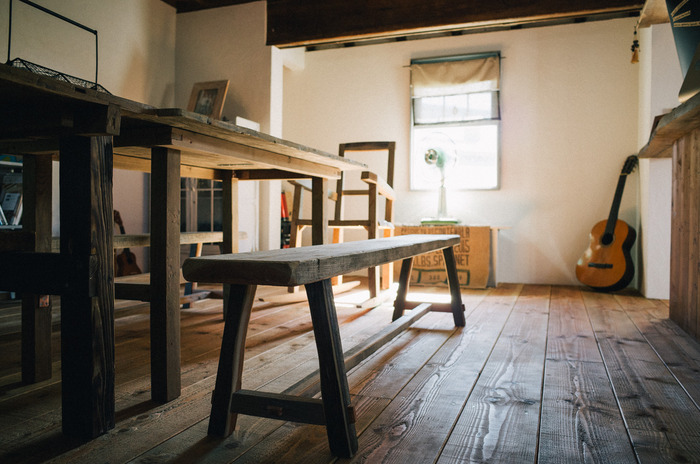 人を牛にするベンチと靴箱