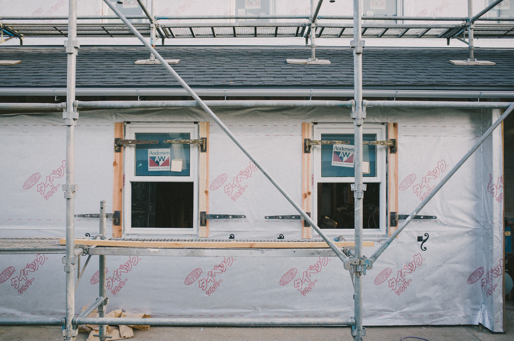 北側の窓に鎧戸の金具取り付け 旧 茨城の片隅でフランス生活