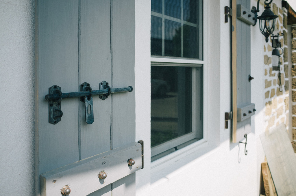 鎧戸 ヴォレ に閂錠を取り付け 旧 茨城の片隅でフランス生活