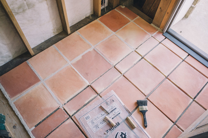 キッチンと玄関にテラコッタタイルを貼った