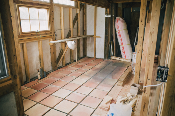 キッチンと玄関にテラコッタタイルを貼った