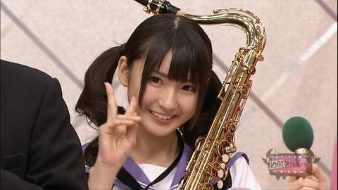 乃木ビンゴでサックスを演奏している井上小百合