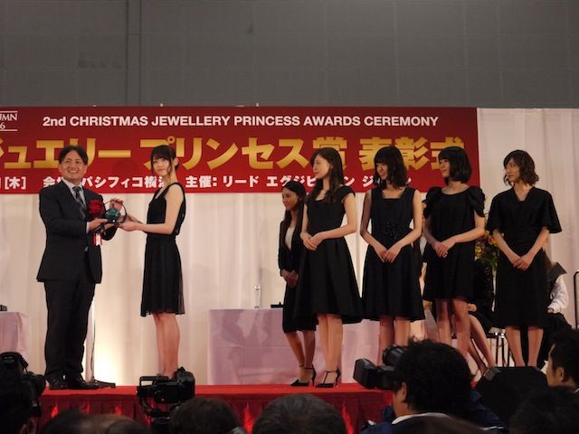 乃木坂46が クリスマス ジュエリー プリンセス賞 を受賞 乃木坂仕様の18金ダイヤモンドパールネックレスが贈られる ノギザカッション 乃木坂46が クリスマス ジュエリー プリンセス賞 を受賞 乃木坂仕様の18金ダイヤモンドパールネックレスが贈られる ノギザカッション