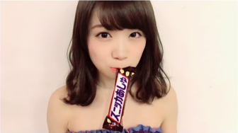 【乃木坂46】いやらしい目で見ちゃってるwww 秋元真夏が『スニッカあしゅ』を咥えてる・・・